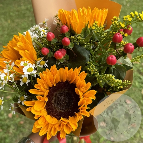 Букет с подсолнухом и ромашками в магазине Цветы Планеты