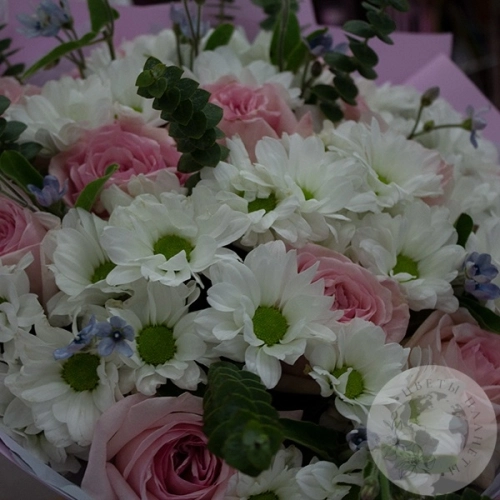 Букет из кустовых хризантем и роз в магазине Цветы Планеты