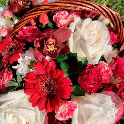 Композиция из роз, орхидей и гербер в корзине в магазине Цветы Планеты