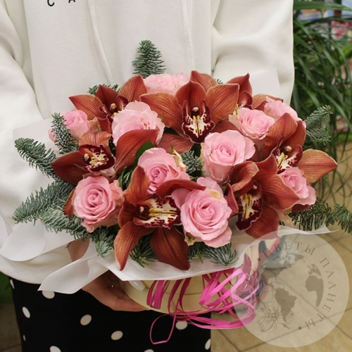 Композиция в коробке из роз и орхидей в магазине Цветы Планеты