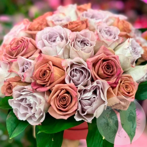 Композиция из 37 роз в коробке в магазине Цветы Планеты