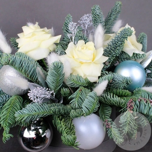 Композиция из роз в коробке к новому году в магазине Цветы Планеты