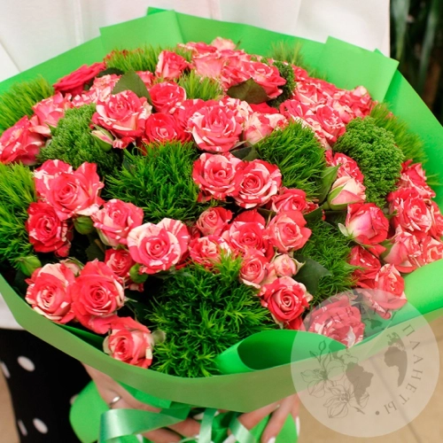 Букет из роз и зеленой гвоздики в магазине Цветы Планеты