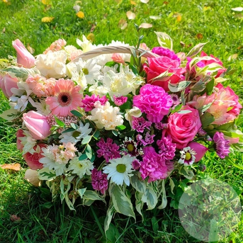 Композиция из роз, гербер и альстромерий в корзине в магазине Цветы Планеты