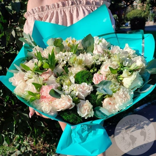 Букет из альстромерий, гвоздик, роз и фисташки в магазине Цветы Планеты