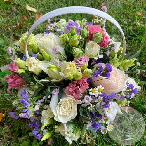 Композиция из роз, астера и эустомы в корзине в магазине Цветы Планеты