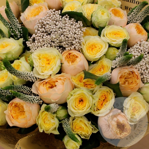 Букет из вероники и роз в магазине Цветы Планеты