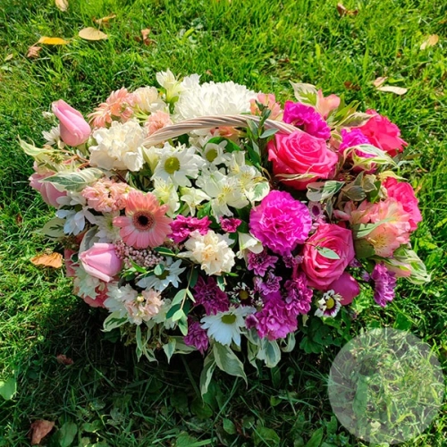 Композиция из роз, гербер и альстромерий в корзине в магазине Цветы Планеты