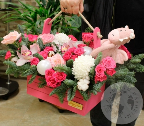 Подарки на Композиция из орхидей, роз и маттиолы в ящике в магазине Цветы Планеты