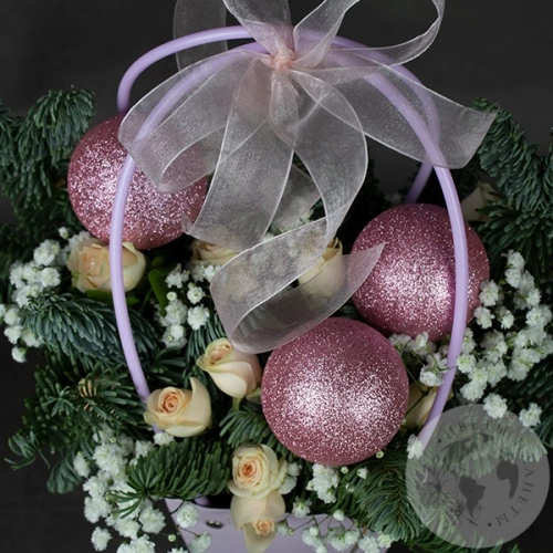 Подарки на Композиция из кустовых роз, гипсофил и елки в коробке в магазине Цветы Планеты