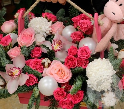 Подарки на Композиция из орхидей, роз и маттиолы в ящике в магазине Цветы Планеты