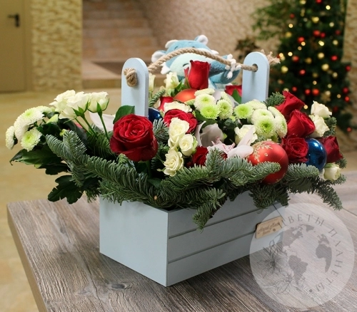 Подарки на Композиция из гиперикума, сантини и роз в ящике в магазине Цветы Планеты