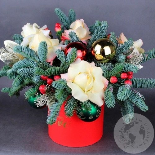 Подарки на Композиция из роз и гиперикума в коробке в магазине Цветы Планеты