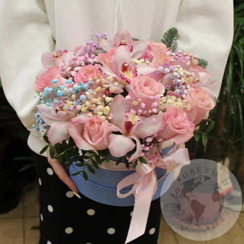 Подарки на Композиция в коробке из орхидей, роз и нобилиса в магазине Цветы Планеты