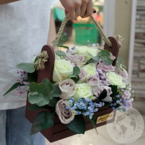 Композиция из роз в ящике в магазине Цветы Планеты