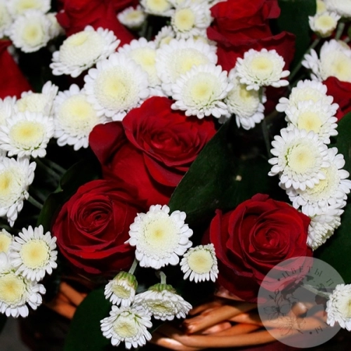 Композиция их кустовых хризантем и роз в корзине в магазине Цветы Планеты