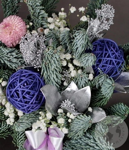 Подарки на Композиция их хризантем и гипсофил в коробке в магазине Цветы Планеты