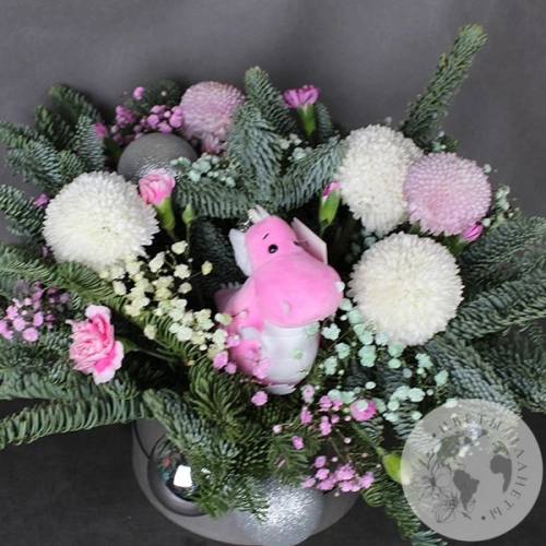 Подарки на Композиция из хризантем, гипсофил в коробке в магазине Цветы Планеты