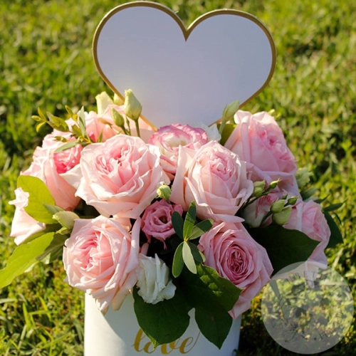 Композиция из роз в коробке "Любимой" в магазине Цветы Планеты