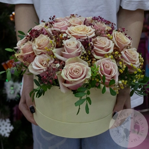 Композиция из роз, гипсофила и фисташки в коробке в магазине Цветы Планеты