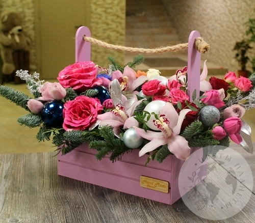 Подарки на Композиция из гвоздик, альстромерий и роз в ящике в магазине Цветы Планеты