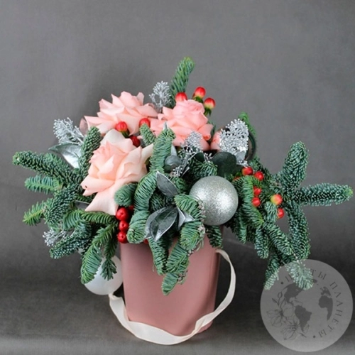 Композиция из роз, гиперикума к новому году в магазине Цветы Планеты Композиция из роз, гиперикума к новому году в магазине Цветы Планеты