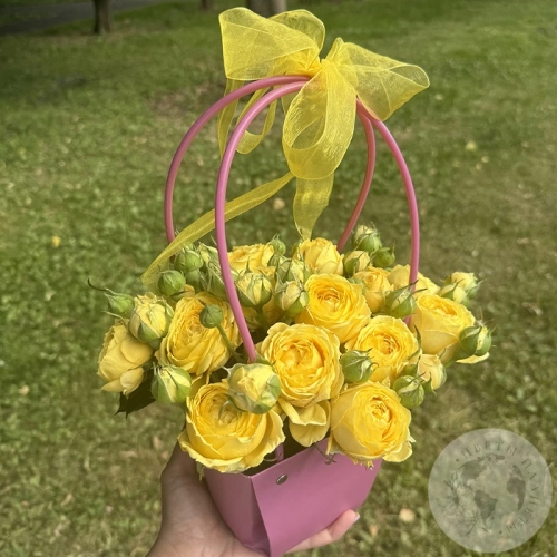 Композиция из роз в коробке в магазине Цветы Планеты