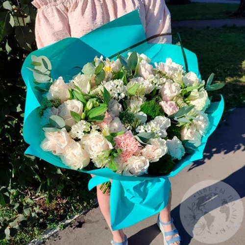 Букет из альстромерий, гвоздик, роз и фисташки в магазине Цветы Планеты