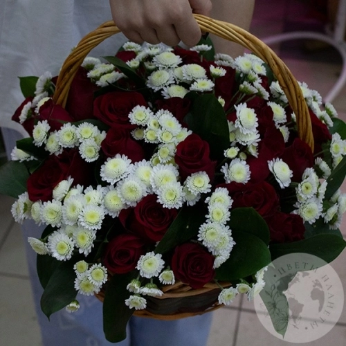 Композиция их кустовых хризантем и роз в корзине в магазине Цветы Планеты