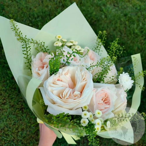 Букет из роз и танацетума в магазине Цветы Планеты