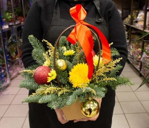 Композиция из хризантем и нобилиса в корзине в магазине Цветы Планеты