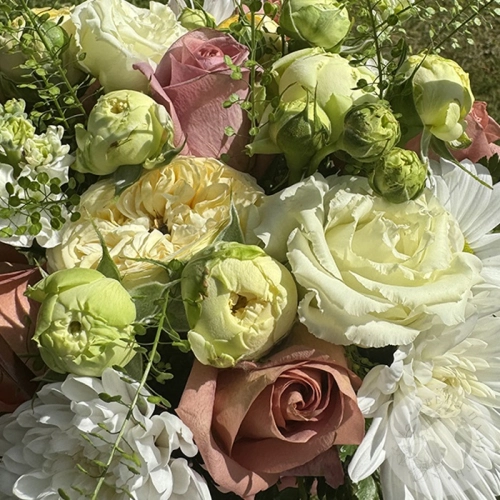 Композиция из роз и кустовых хризантем в сумочке в магазине Цветы Планеты