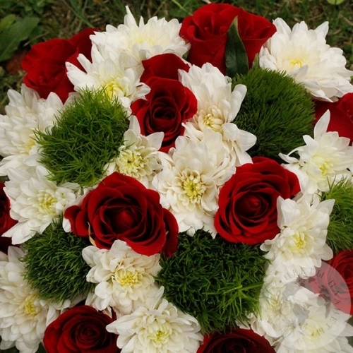 Композиция из гвоздик, хризантем, роз в коробке в магазине Цветы Планеты