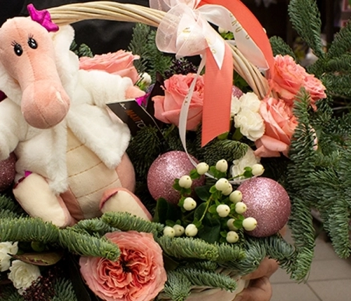 Подарки на Композиция из пионовидных роз и гвоздик в корзине в магазине Цветы Планеты