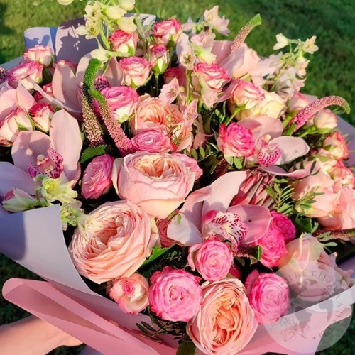 Букет из роз, орхидей, вероники и фисташки в магазине Цветы Планеты