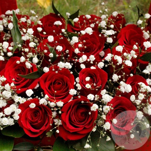 Композиция из роз и гипсофил в коробке в магазине Цветы Планеты