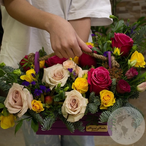 Подарки на Композиция из вероники, гиперикума и роз в ящике в магазине Цветы Планеты