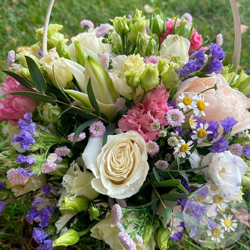 Композиция из роз, астера и эустомы в корзине в магазине Цветы Планеты