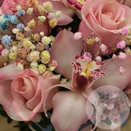 Подарки на Композиция в коробке из орхидей, роз и нобилиса в магазине Цветы Планеты