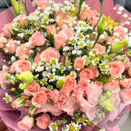 Букет из кустовых роз и ромашек в магазине Цветы Планеты