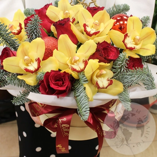 Подарки на Композиция из орхидей, нобилиса и роз в коробке в магазине Цветы Планеты