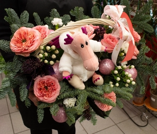 Подарки на Композиция из пионовидных роз и гвоздик в корзине в магазине Цветы Планеты