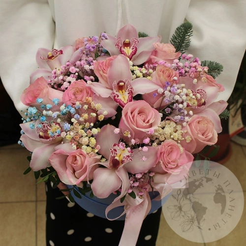 Подарки на Композиция в коробке из орхидей, роз и нобилиса в магазине Цветы Планеты