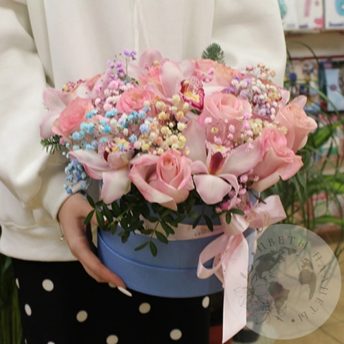 Подарки на Композиция в коробке из орхидей, роз и нобилиса в магазине Цветы Планеты