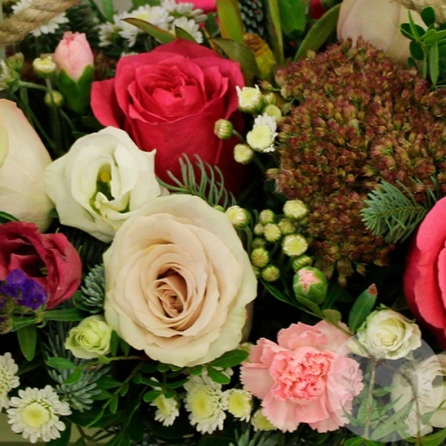 Композиция из хризантем, роз, нобилиса в ящике в магазине Цветы Планеты