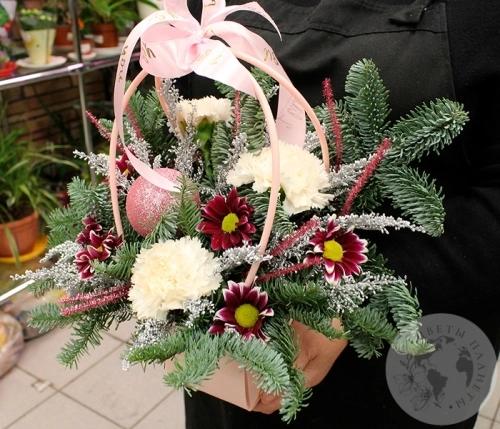 Подарки на Композиция из кустовых хризантем и гвоздик в корзине в магазине Цветы Планеты