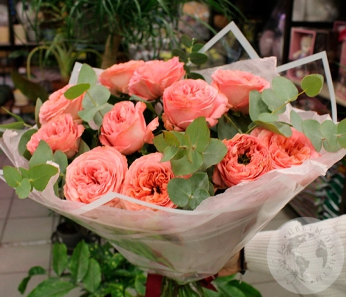 Букет из 11 роз и эвкалипта в магазине Цветы Планеты