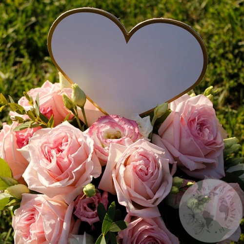 Композиция из роз в коробке "Любимой" в магазине Цветы Планеты