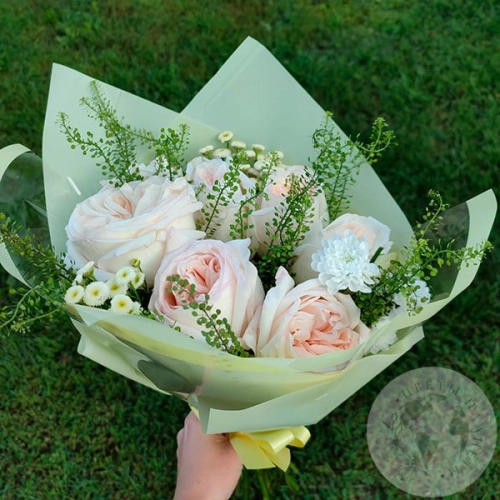 Букет из роз и танацетума в магазине Цветы Планеты