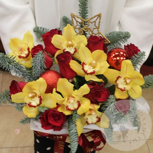 Подарки на Композиция из орхидей, нобилиса и роз в коробке в магазине Цветы Планеты